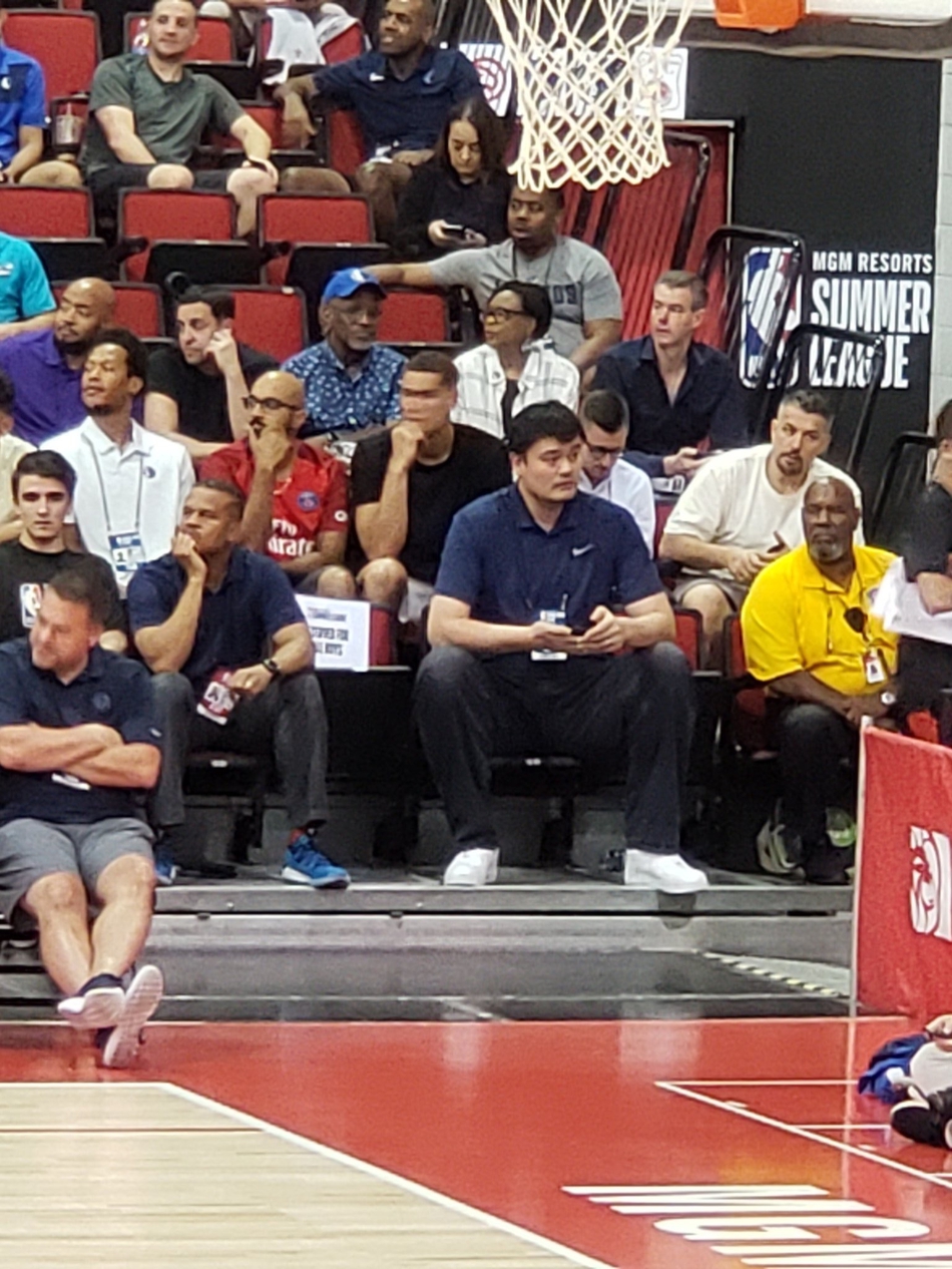 姚明再度现身NBA夏季联赛！看完老东家再督战中国队！