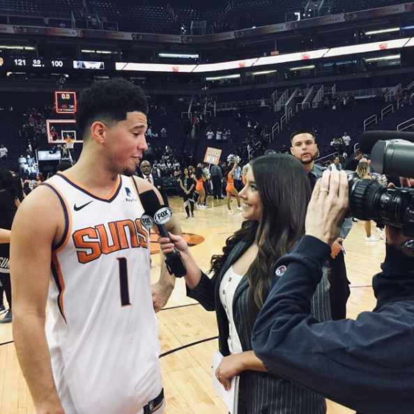 NBA场边风景线!身材傲人的美女记者 笑容甜炸了