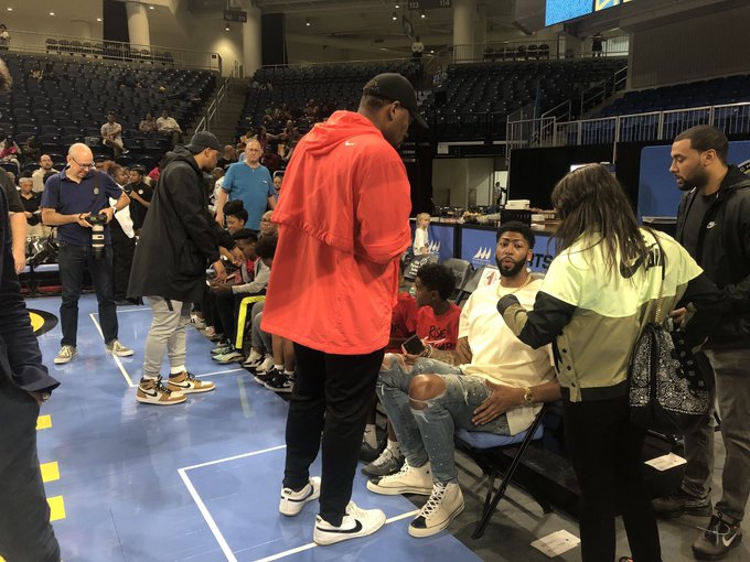 浓眉韦德同场观战WNBA！除了詹姆斯现任和前任 两人还有这关系
