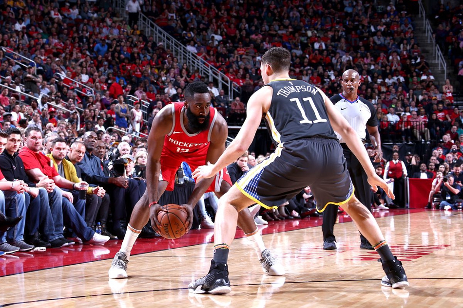 4、44场至少命中15个三分