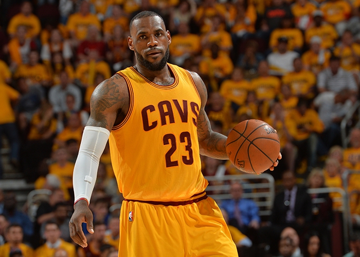 再次告别23号！詹姆斯改穿湖人6号！