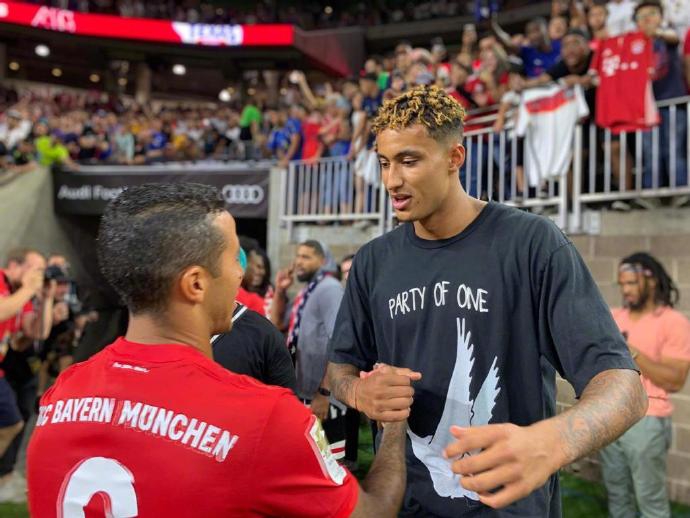 交际花！哈登库兹马现场观战拜仁战皇马 与多位球星合影