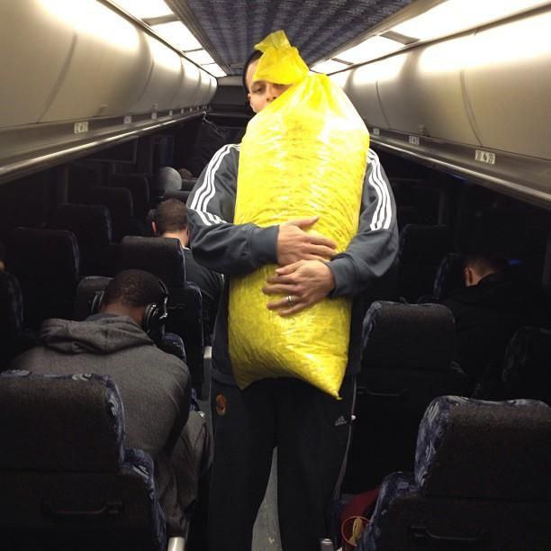 爆米花骨灰粉！库里真是不放过任何一个吃爆米花的机会啊