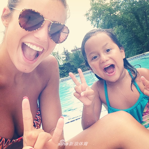 4投1中！海沃德妻子宣布将迎来第4个孩子 颜值超高的一家人