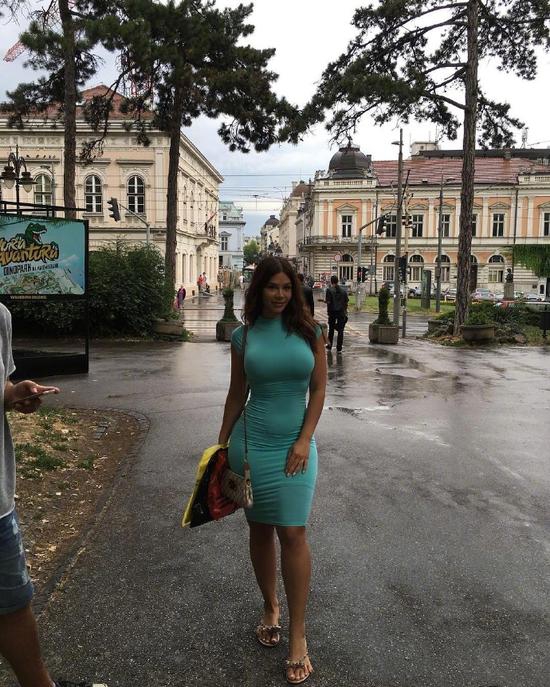 最强二当家女友近照曝光！本是脱衣舞女郎 身材爆表颜值满分