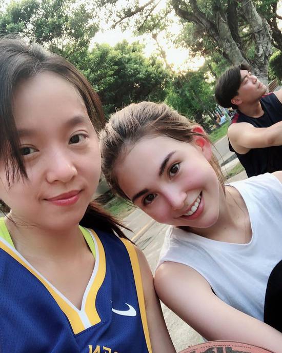 周杰伦晒妻子与库里合影!原来昆凌不仅是铁杆库蜜 还想当库里的妈