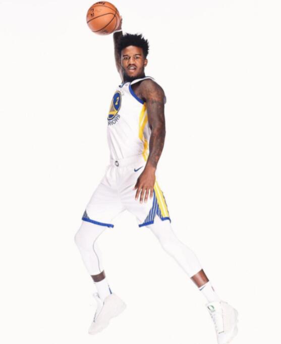 勇士众将凹造型拍帅气扣篮照 库里这张太扎心