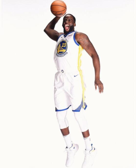 勇士众将凹造型拍帅气扣篮照 库里这张太扎心