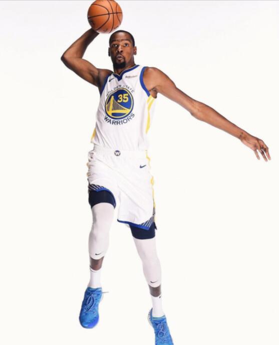勇士众将凹造型拍帅气扣篮照 库里这张太扎心