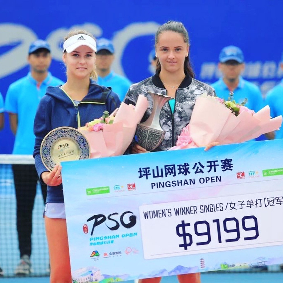 21岁网坛美少女身穿湖人球衣到斯台普斯观赛！这也太美了吧！