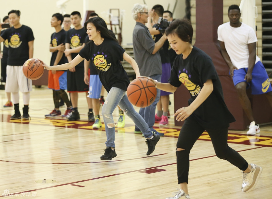 著名湖蜜女神晒当年与拉塞尔合影！魔术师出来挨打