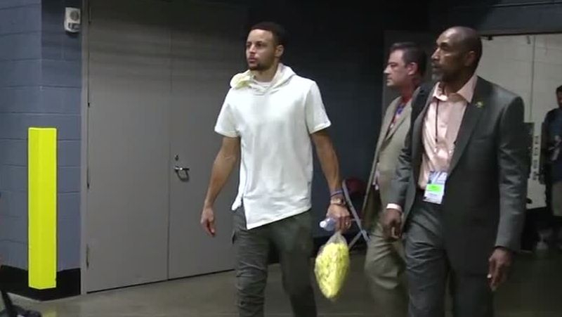 爆米花骨灰粉！库里真是不放过任何一个吃爆米花的机会啊