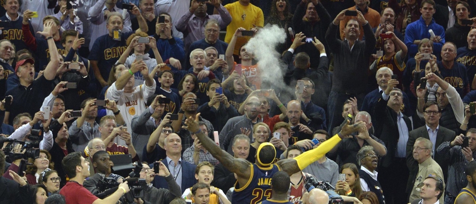 詹姆斯宣布经典洒镁粉下赛季回归！这几个当年的慢动作看湿了