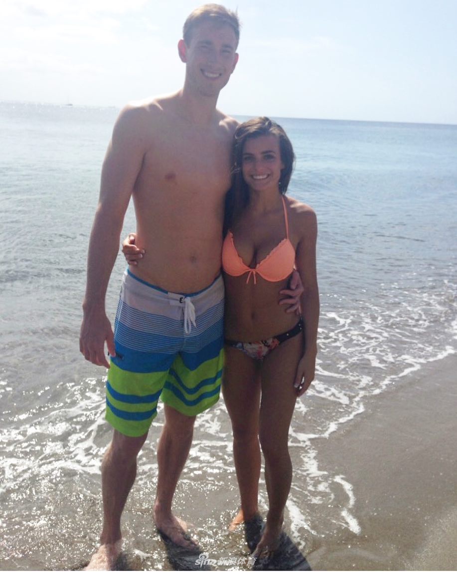 4投1中！海沃德妻子宣布将迎来第4个孩子 颜值超高的一家人