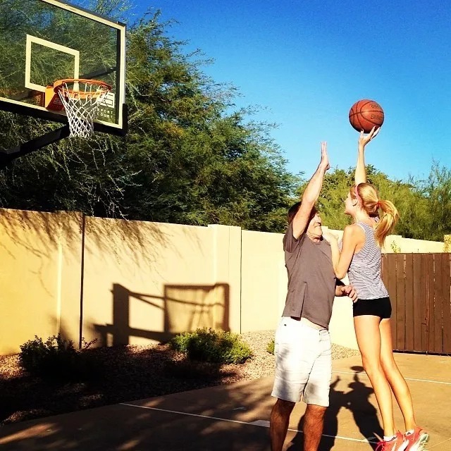 178嫩模身材+性感大长腿！NBA最美名宿之女 这梨涡看醉了