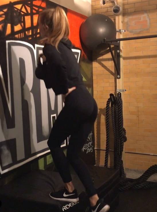 勒夫带嫩模女友度假！1米8大长腿配上超甜颜值 太让人羡慕了吧