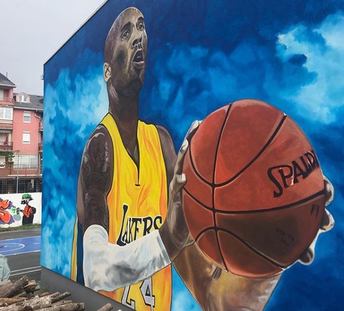 曼巴精神永存!科蜜绘制欧洲最大壁画致敬科比