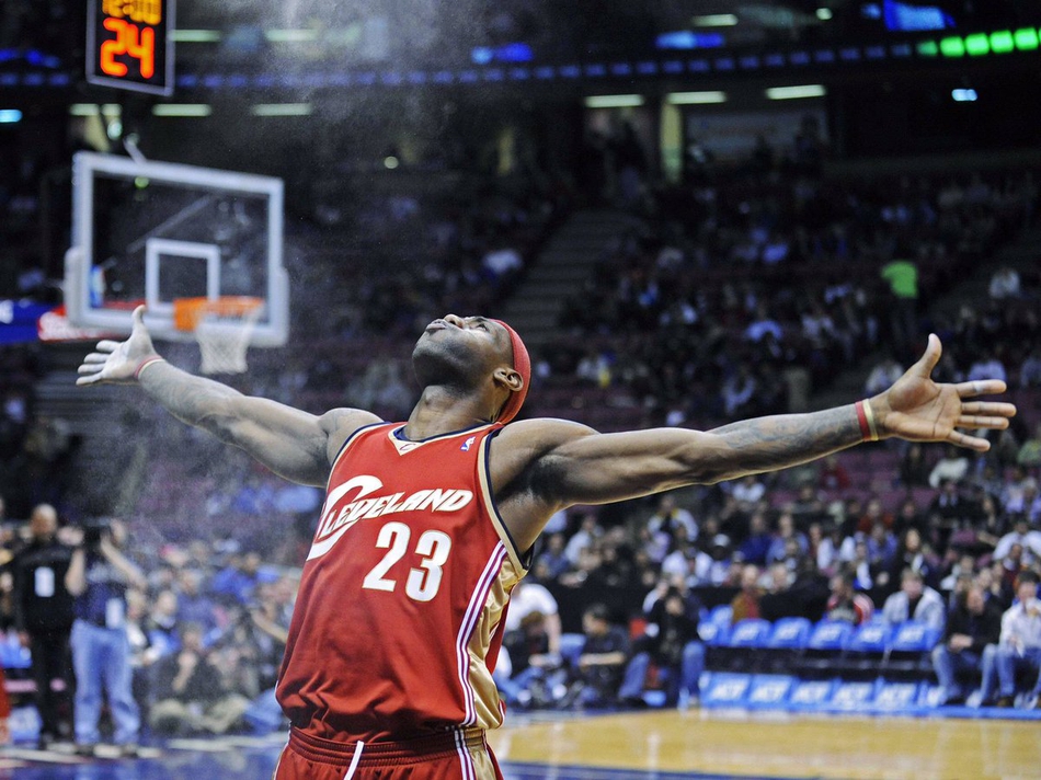 詹姆斯宣布经典洒镁粉下赛季回归！这几个当年的慢动作看湿了