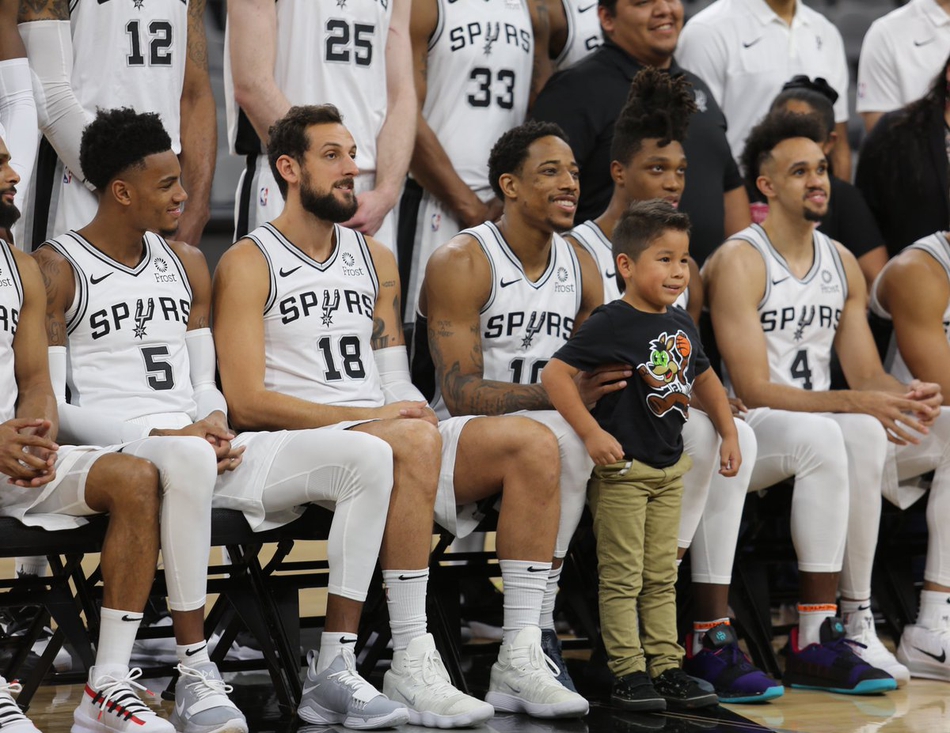 马刺队拍摄2019年全家福 德罗赞c位阿德开心大笑