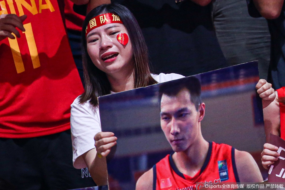 27分难救主!易建联死忠女粉赛后痛哭