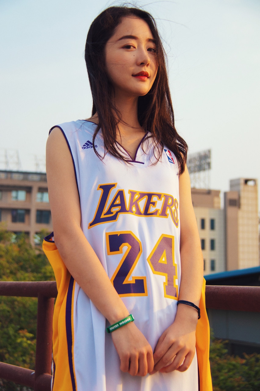 穿nba球衣的清纯女生,哪一张美到你了?_高清图集_新浪网