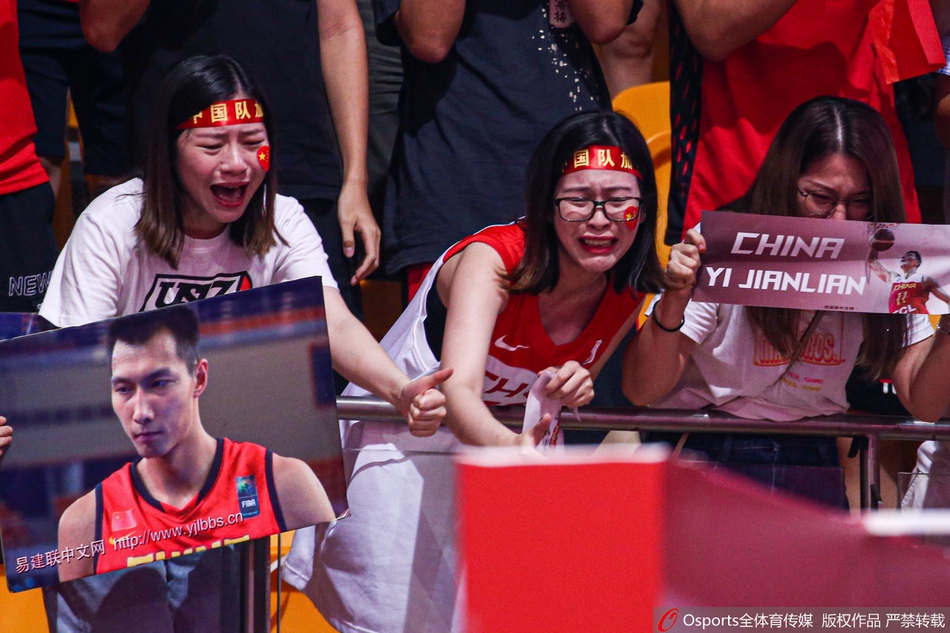 27分难救主!易建联死忠女粉赛后痛哭