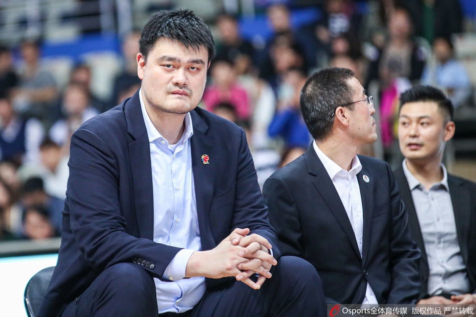 姚明出席刘炜球衣退役仪式