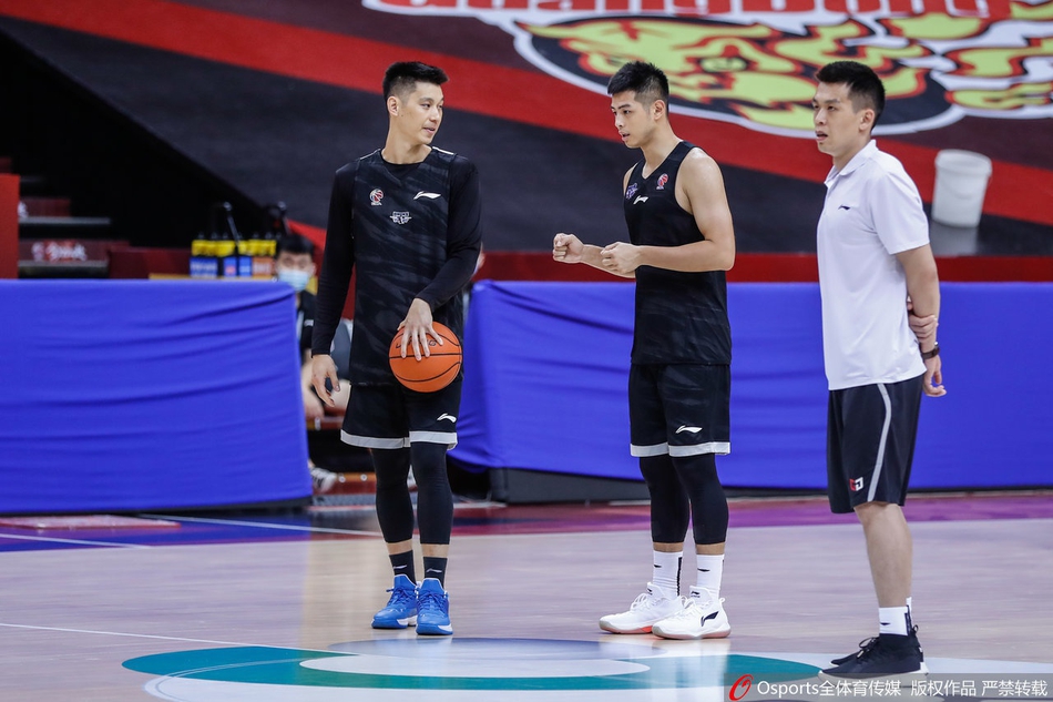 北京队训练备战半决赛:林书豪长袖抢镜