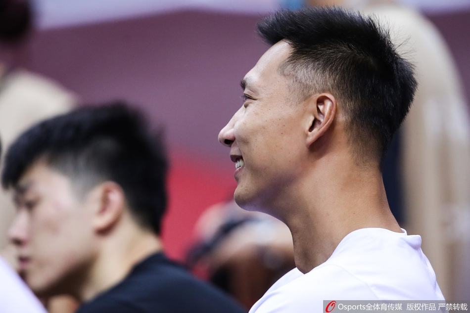 易建联因伤休战身穿便服观战