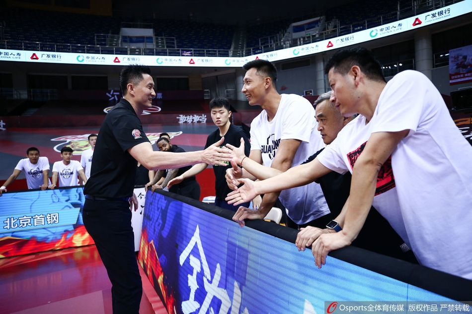 易建联因伤休战身穿便服观战