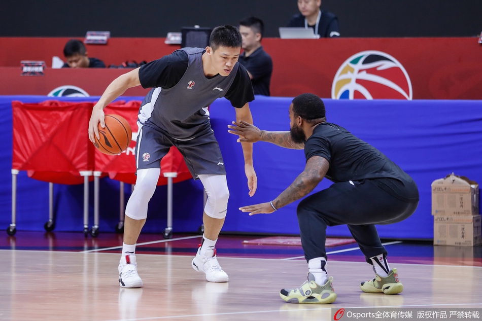 广东队训练备战半决赛 易建联缺席