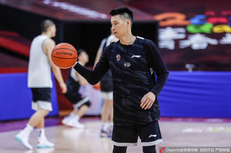 北京队训练备战半决赛:林书豪长袖抢镜