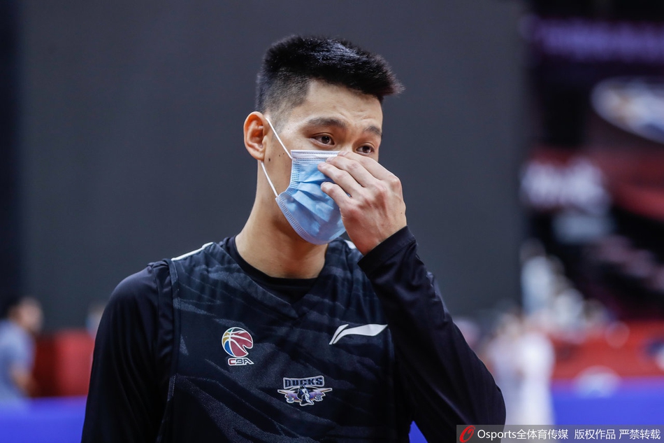 北京队训练备战半决赛:林书豪长袖抢镜