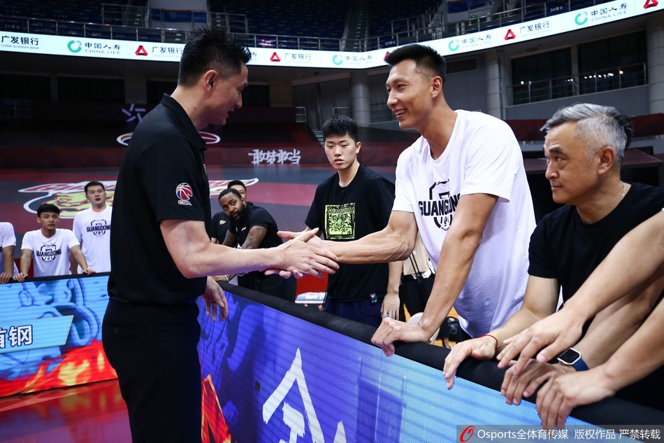 易建联因伤休战身穿便服观战