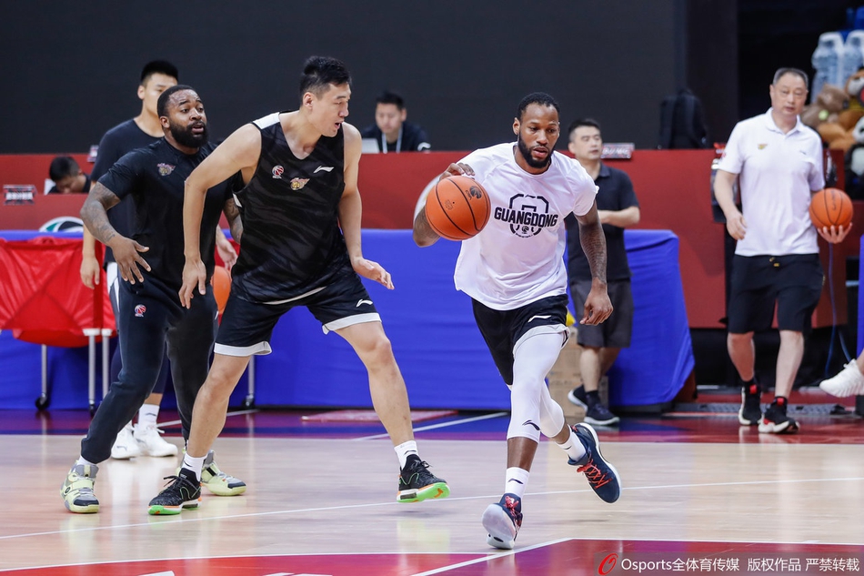 广东队训练备战半决赛 易建联缺席