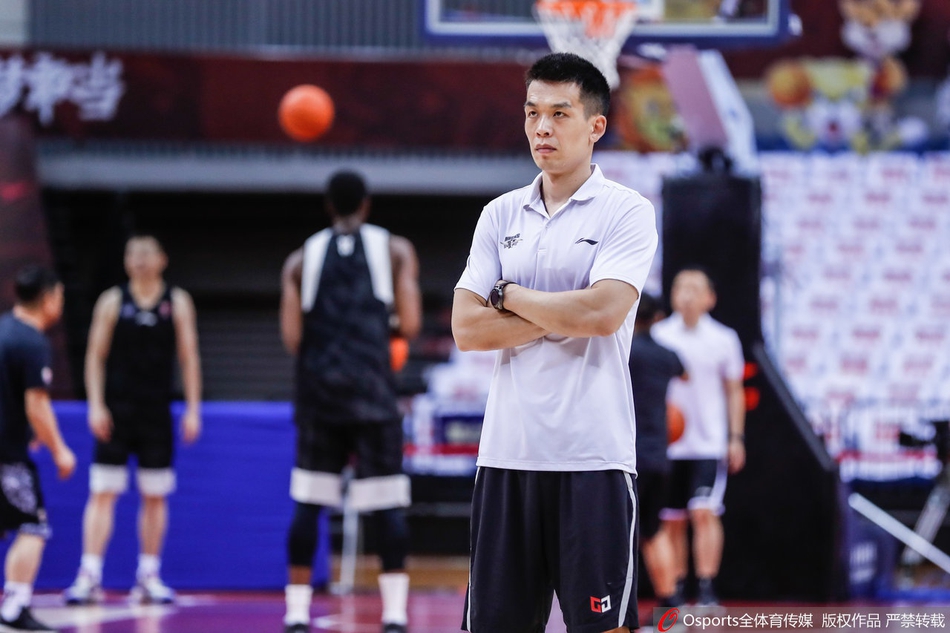 北京队训练备战半决赛:林书豪长袖抢镜