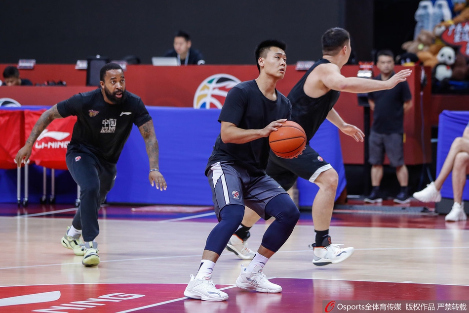 广东队训练备战半决赛 易建联缺席