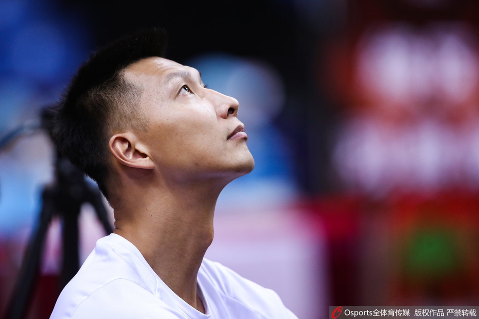 易建联因伤休战身穿便服观战