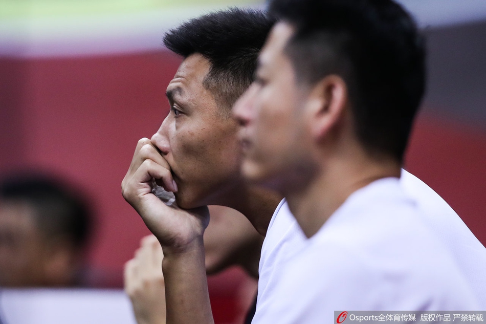 易建联因伤休战身穿便服观战