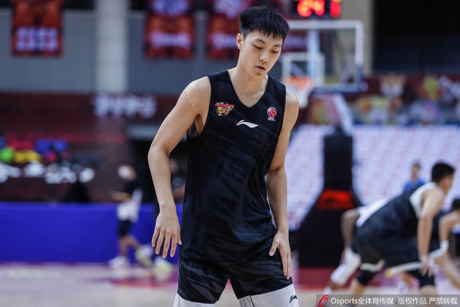 广东队训练备战半决赛 易建联缺席