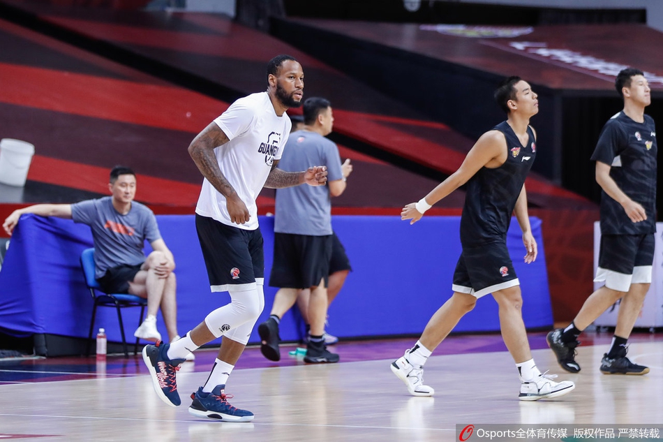 广东队训练备战半决赛 易建联缺席