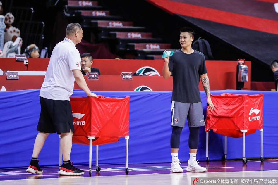 广东队训练备战半决赛 易建联缺席