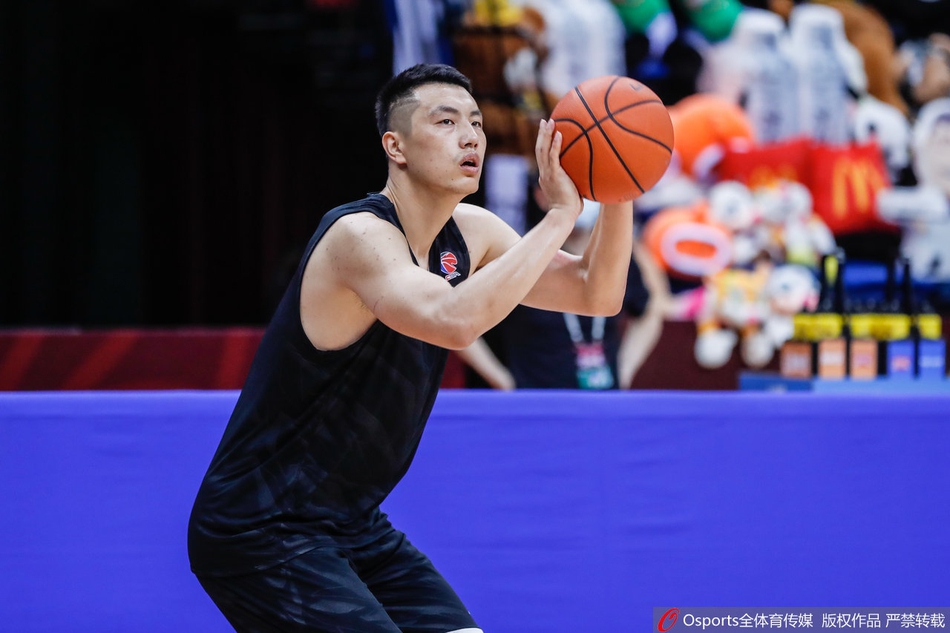 北京队训练备战半决赛:林书豪长袖抢镜