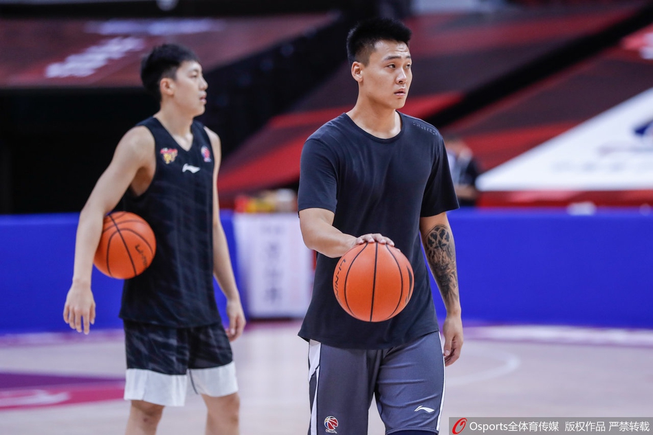 广东队训练备战半决赛 易建联缺席