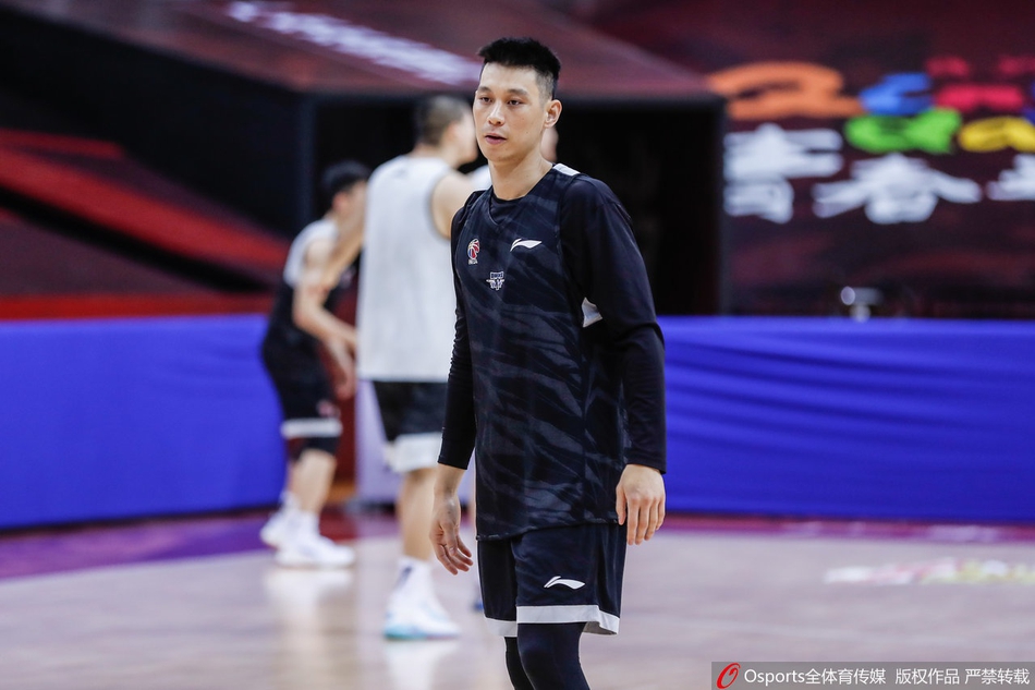 北京队训练备战半决赛:林书豪长袖抢镜