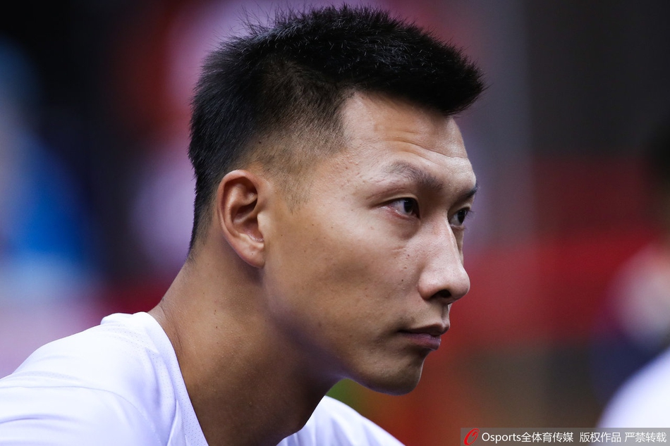 易建联因伤休战身穿便服观战