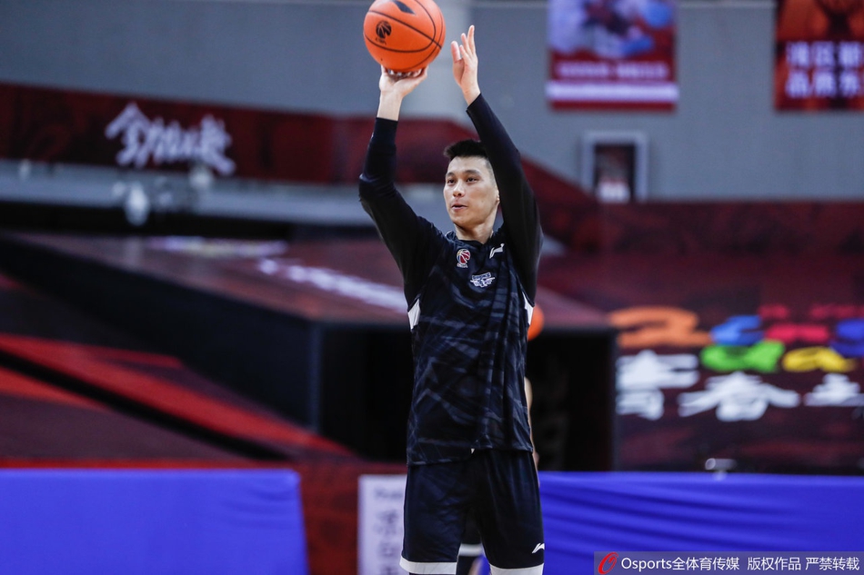 北京队训练备战半决赛:林书豪长袖抢镜