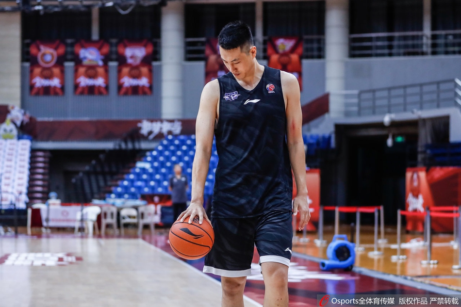 北京队训练备战半决赛:林书豪长袖抢镜