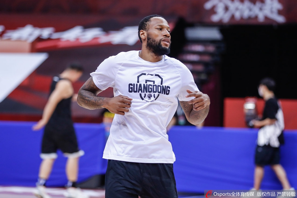 广东队训练备战半决赛 易建联缺席