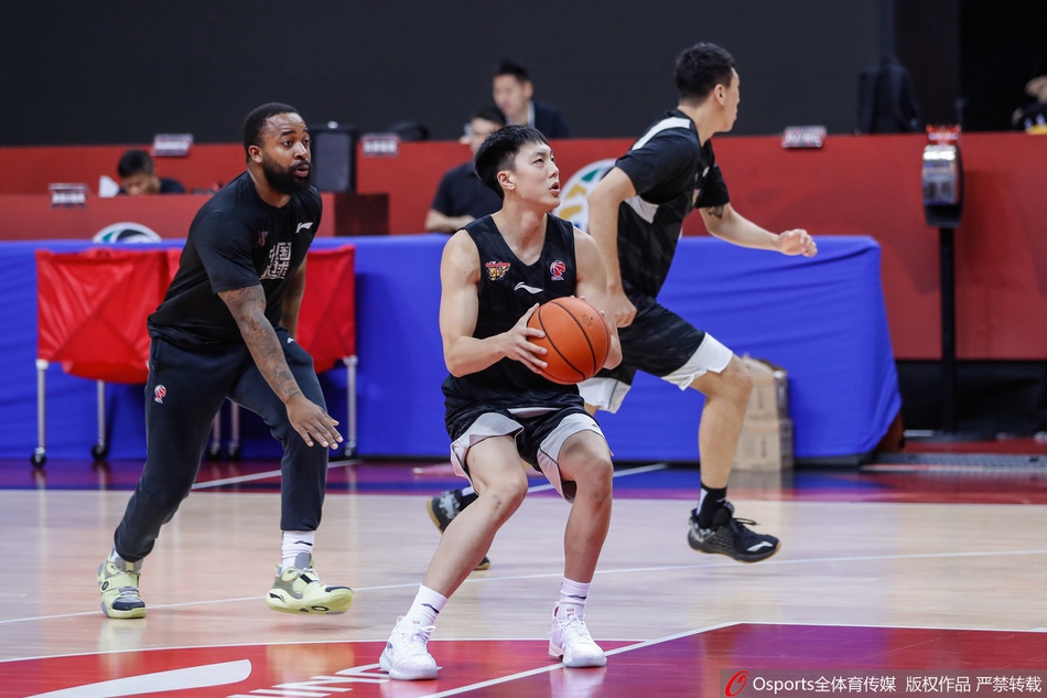 广东队训练备战半决赛 易建联缺席